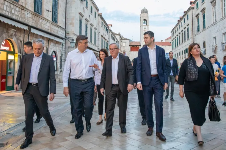 Andrej Plenković iskoristio lijepu ljetnu večer u Dubrovniku pa starog prijatelja izveo u šetnju