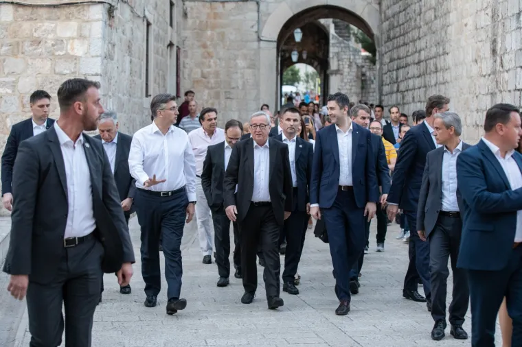 Andrej Plenković iskoristio lijepu ljetnu večer u Dubrovniku pa starog prijatelja izveo u šetnju