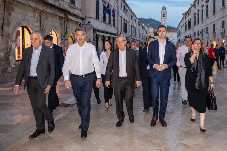 Andrej Plenković iskoristio lijepu ljetnu večer u Dubrovniku pa starog prijatelja izveo u šetnju