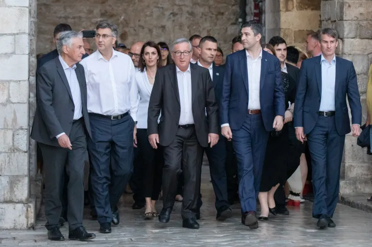 Andrej Plenković iskoristio lijepu ljetnu večer u Dubrovniku pa starog prijatelja izveo u šetnju