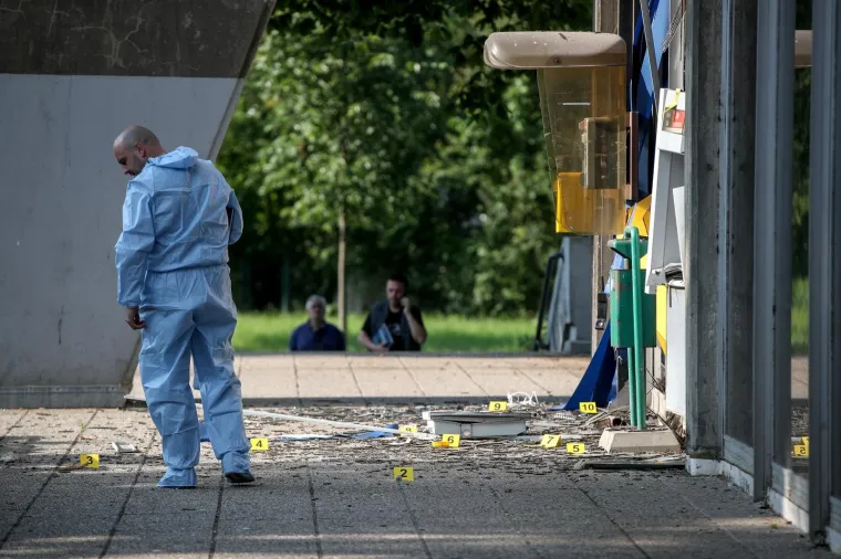 Nepoznati počinitelji provalili su u četvrtak rano ujutro u bankomat u zagrebačkom Sigetu, najvjerojatnije upotrebom plina, uslijed čega su osim bankomata oštećeni prozori i vrata na objektu u sklopu kojeg se bankomat nalazi