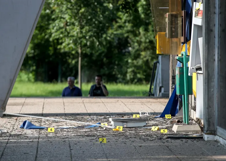 Nepoznati počinitelji provalili su u četvrtak rano ujutro u bankomat u zagrebačkom Sigetu, najvjerojatnije upotrebom plina, uslijed čega su osim bankomata oštećeni prozori i vrata na objektu u sklopu kojeg se bankomat nalazi