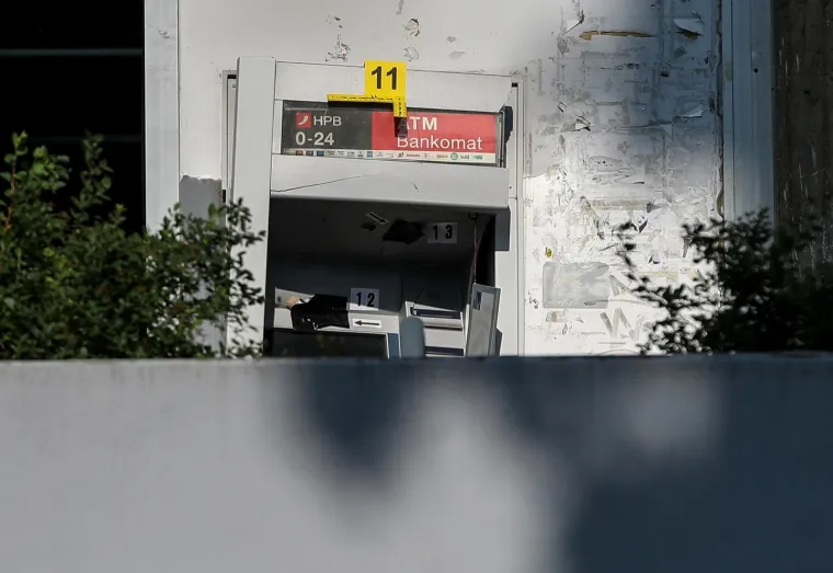 Nepoznati počinitelji provalili su u četvrtak rano ujutro u bankomat u zagrebačkom Sigetu, najvjerojatnije upotrebom plina, uslijed čega su osim bankomata oštećeni prozori i vrata na objektu u sklopu kojeg se bankomat nalazi