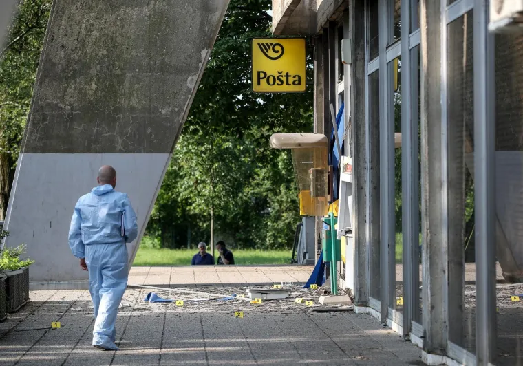 Nepoznati počinitelji provalili su u četvrtak rano ujutro u bankomat u zagrebačkom Sigetu, najvjerojatnije upotrebom plina, uslijed čega su osim bankomata oštećeni prozori i vrata na objektu u sklopu kojeg se bankomat nalazi