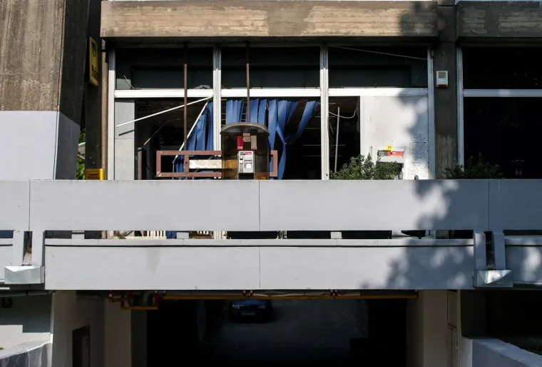 Nepoznati počinitelji provalili su u četvrtak rano ujutro u bankomat u zagrebačkom Sigetu, najvjerojatnije upotrebom plina, uslijed čega su osim bankomata oštećeni prozori i vrata na objektu u sklopu kojeg se bankomat nalazi