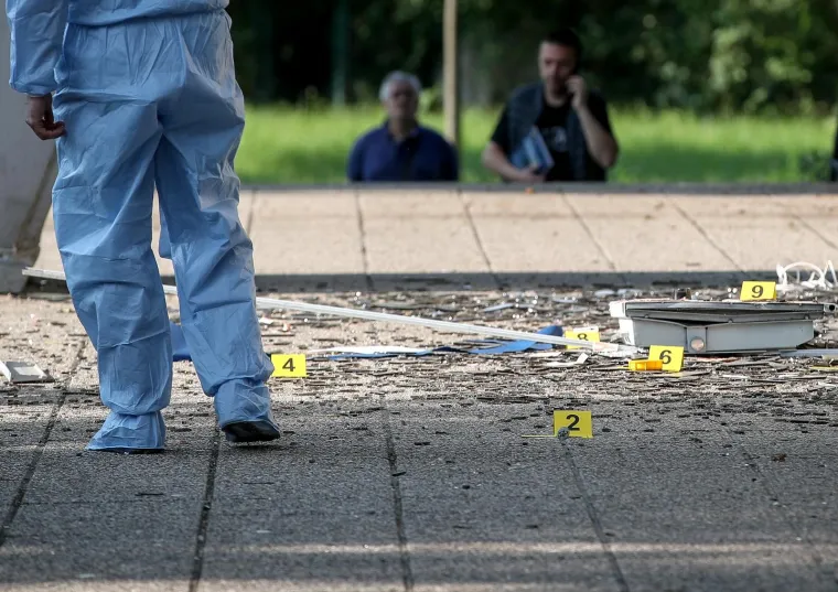 Nepoznati počinitelji provalili su u četvrtak rano ujutro u bankomat u zagrebačkom Sigetu, najvjerojatnije upotrebom plina, uslijed čega su osim bankomata oštećeni prozori i vrata na objektu u sklopu kojeg se bankomat nalazi