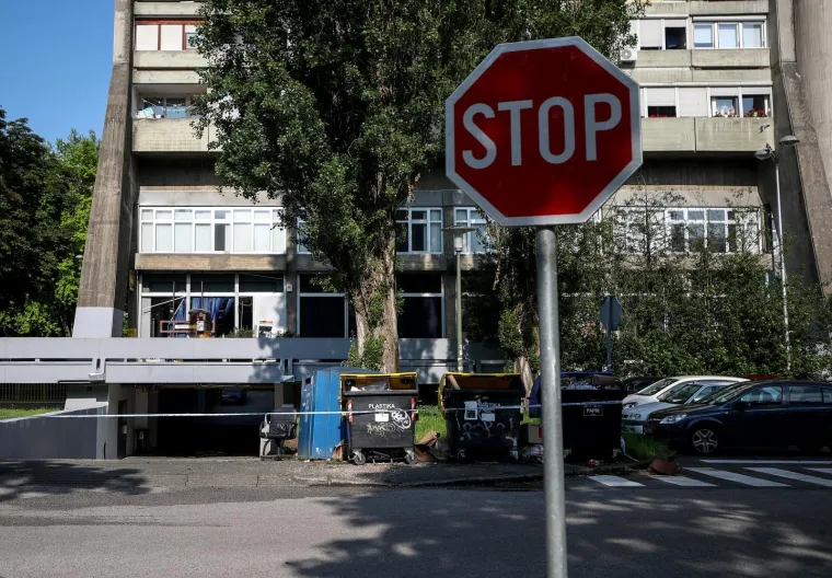 Nepoznati počinitelji provalili su u četvrtak rano ujutro u bankomat u zagrebačkom Sigetu, najvjerojatnije upotrebom plina, uslijed čega su osim bankomata oštećeni prozori i vrata na objektu u sklopu kojeg se bankomat nalazi