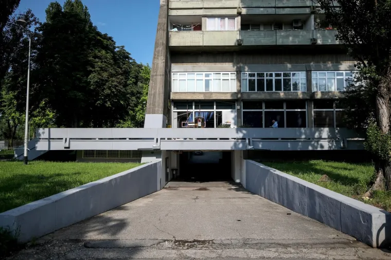 Nepoznati počinitelji provalili su u četvrtak rano ujutro u bankomat u zagrebačkom Sigetu, najvjerojatnije upotrebom plina, uslijed čega su osim bankomata oštećeni prozori i vrata na objektu u sklopu kojeg se bankomat nalazi
