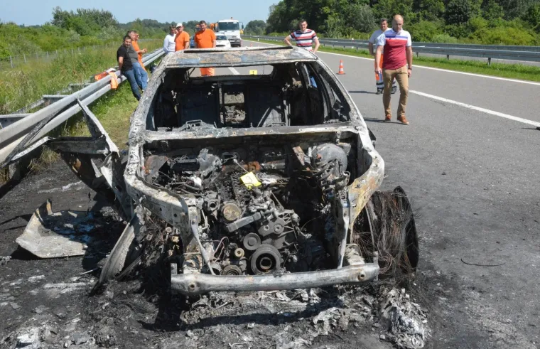&Scaron;ok na autocesti: Kod nadvožnjaka u cijelosti izgorio automobil marke BMW