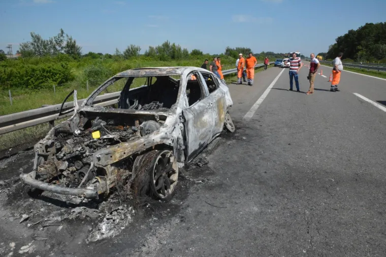 &Scaron;ok na autocesti: Kod nadvožnjaka u cijelosti izgorio automobil marke BMW