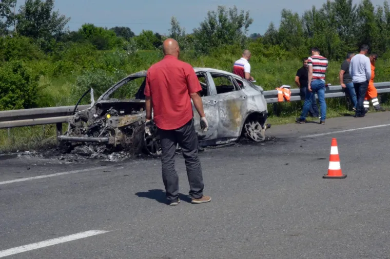 &Scaron;ok na autocesti: Kod nadvožnjaka u cijelosti izgorio automobil marke BMW