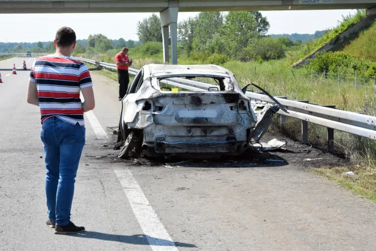&Scaron;ok na autocesti: Kod nadvožnjaka u cijelosti izgorio automobil marke BMW