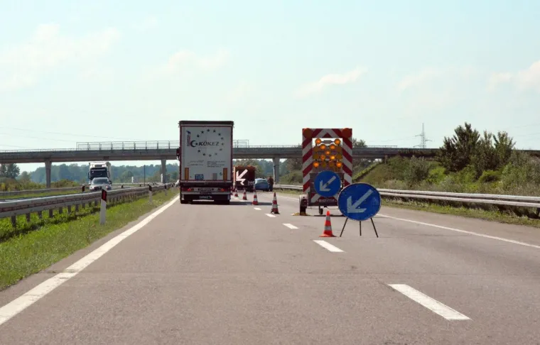 &Scaron;ok na autocesti: Kod nadvožnjaka u cijelosti izgorio automobil marke BMW