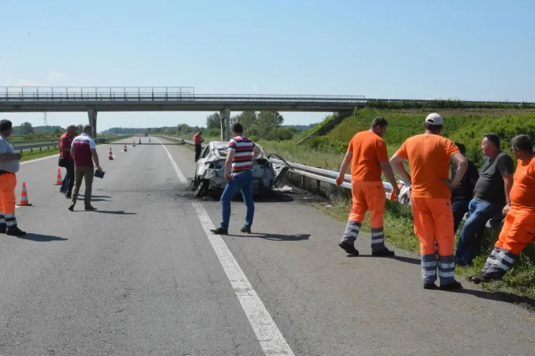 &Scaron;ok na autocesti: Kod nadvožnjaka u cijelosti izgorio automobil marke BMW
