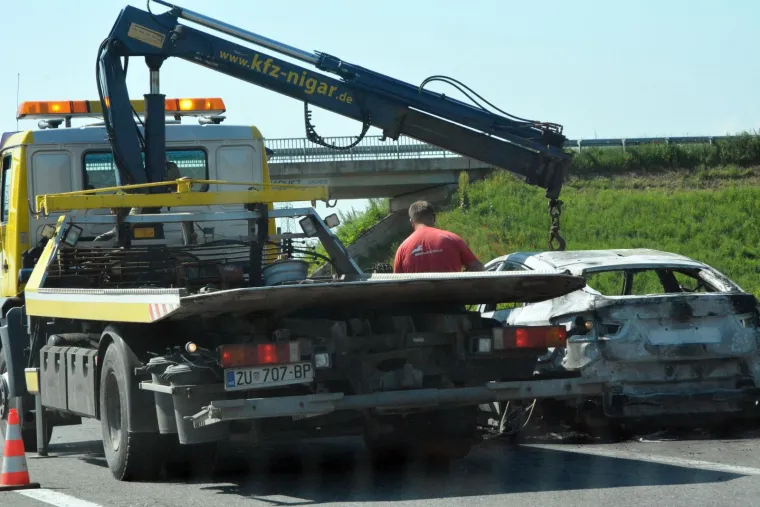 &Scaron;ok na autocesti: Kod nadvožnjaka u cijelosti izgorio automobil marke BMW
