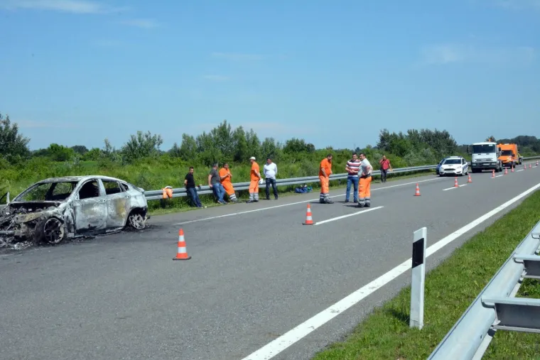 &Scaron;ok na autocesti: Kod nadvožnjaka u cijelosti izgorio automobil marke BMW