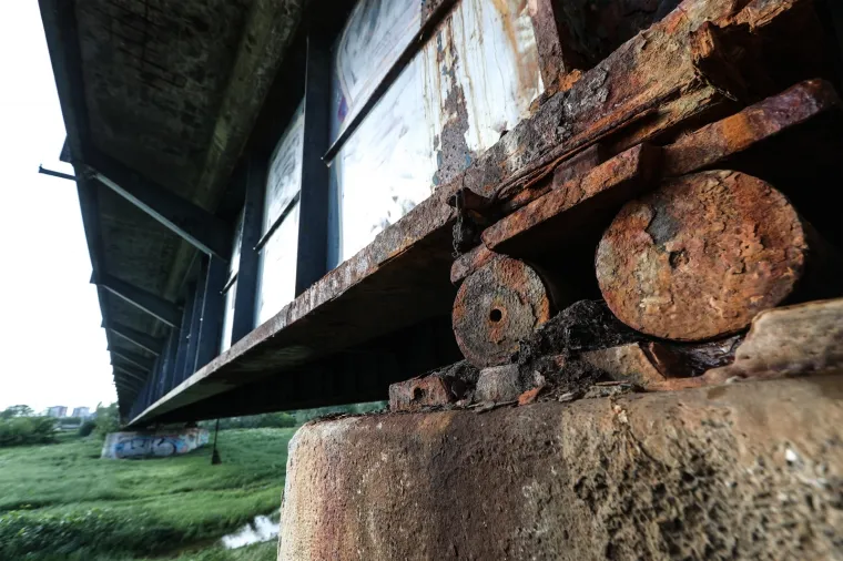 Otvorila se rupa duga čak tri metara! U popodnevnim satima počela sanacija nogostupa na Savskom mostu