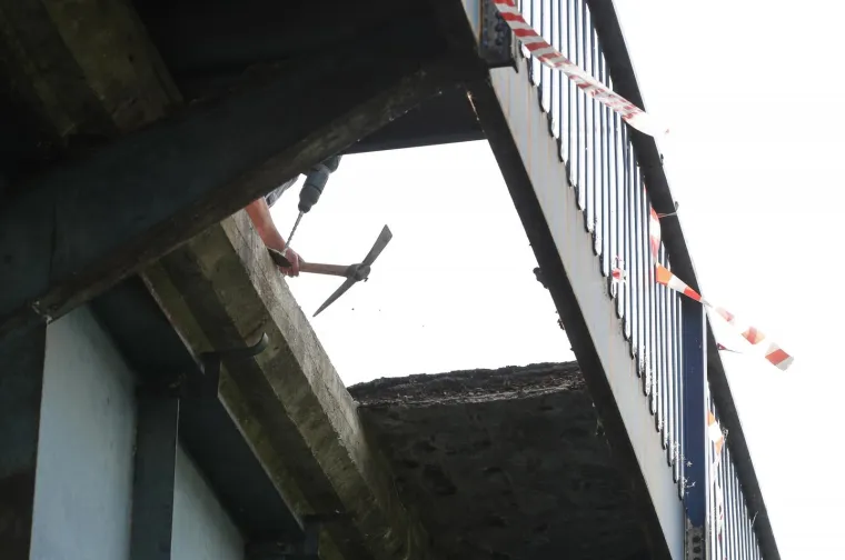 Otvorila se rupa duga čak tri metara! U popodnevnim satima počela sanacija nogostupa na Savskom mostu