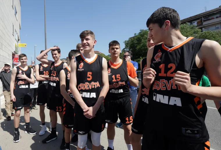 Ko&scaron;arka&scaron;ki Mozart bio bi ponosan: Prekrasne slike kod spomenika Draženu Petroviću na Baldekinu