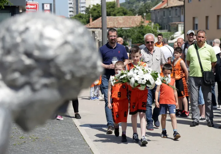 Ko&scaron;arka&scaron;ki Mozart bio bi ponosan: Prekrasne slike kod spomenika Draženu Petroviću na Baldekinu