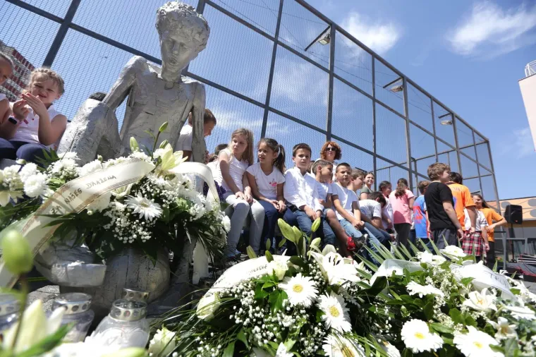 Ko&scaron;arka&scaron;ki Mozart bio bi ponosan: Prekrasne slike kod spomenika Draženu Petroviću na Baldekinu