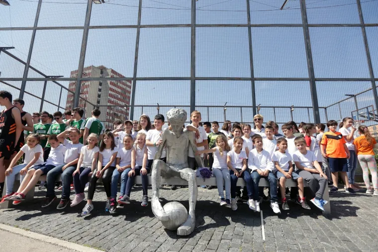 Ko&scaron;arka&scaron;ki Mozart bio bi ponosan: Prekrasne slike kod spomenika Draženu Petroviću na Baldekinu