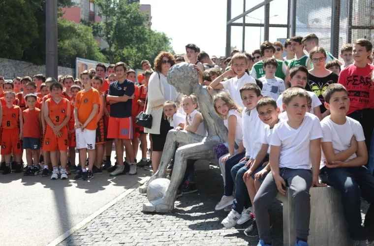 Ko&scaron;arka&scaron;ki Mozart bio bi ponosan: Prekrasne slike kod spomenika Draženu Petroviću na Baldekinu