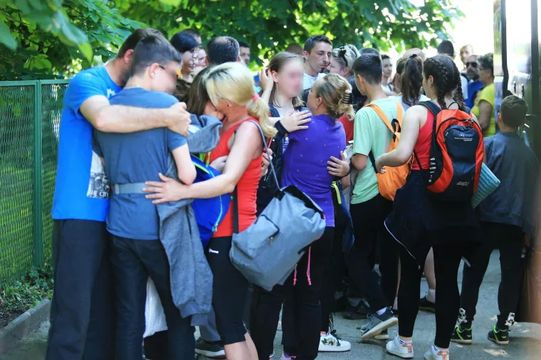 Neopisiva tuga i suze na licima učenika O&Scaron; Dalj: Umjesto na ekskurziju, vratili su se kući - bez dvije djevojčice