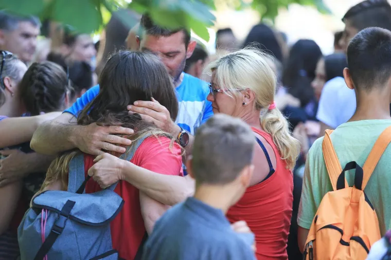 Neopisiva tuga i suze na licima učenika O&Scaron; Dalj: Umjesto na ekskurziju, vratili su se kući - bez dvije djevojčice