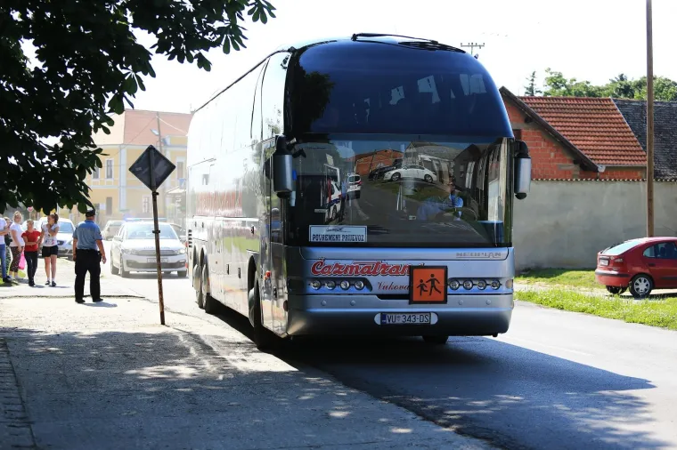 Neopisiva tuga i suze na licima učenika O&Scaron; Dalj: Umjesto na ekskurziju, vratili su se kući - bez dvije djevojčice