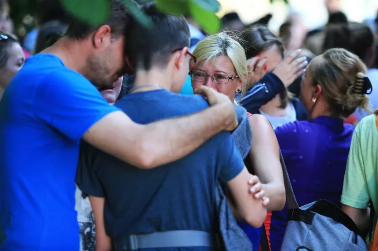 Neopisiva tuga i suze na licima učenika O&Scaron; Dalj: Umjesto na ekskurziju, vratili su se kući - bez dvije djevojčice