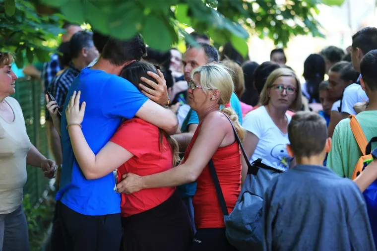 Neopisiva tuga i suze na licima učenika O&Scaron; Dalj: Umjesto na ekskurziju, vratili su se kući - bez dvije djevojčice