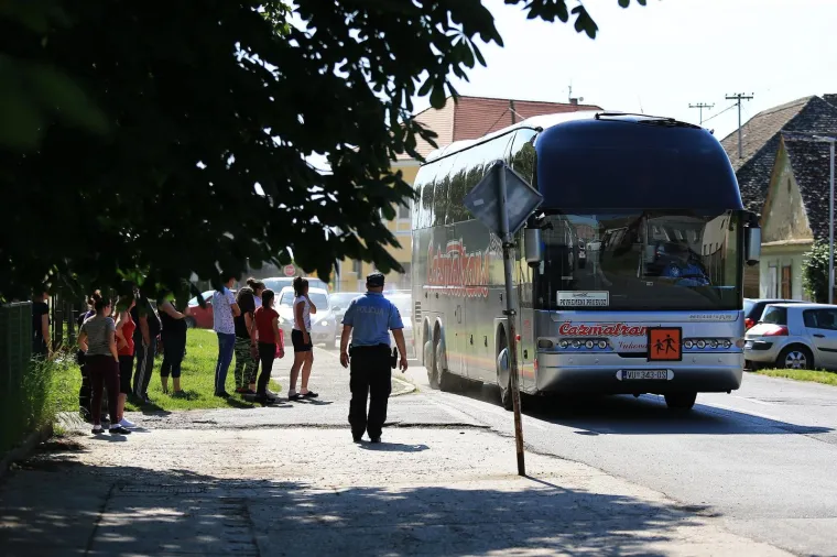 Neopisiva tuga i suze na licima učenika O&Scaron; Dalj: Umjesto na ekskurziju, vratili su se kući - bez dvije djevojčice