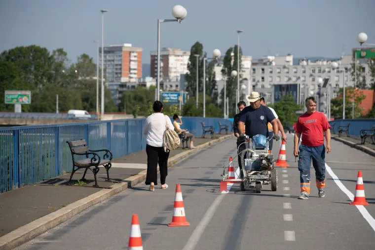 Propao nogostup u Zagrebu! Rupa je 'sanirana', ali pogledajte kako izgleda podnožje mosta