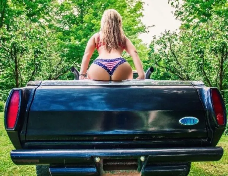 ČVRSTA GUZA ILI BUJNI DEKOLTE? Dvoboj u kojem ba&scaron; svi pobjeđuju