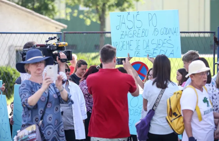 Gnjevni prosvjednici na hipodromu poručili Bandiću: 'Ja&scaron;e&scaron; po Zagrebu 19 godina, sja&scaron;i vi&scaron;e!'