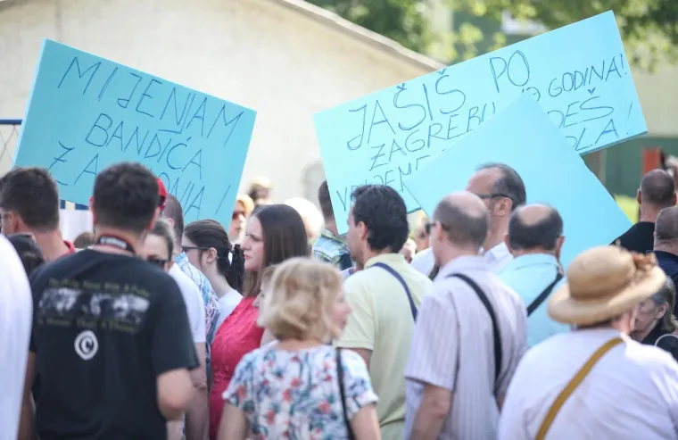 Gnjevni prosvjednici na hipodromu poručili Bandiću: 'Ja&scaron;e&scaron; po Zagrebu 19 godina, sja&scaron;i vi&scaron;e!'
