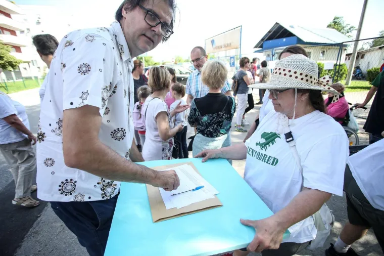 Gnjevni prosvjednici na hipodromu poručili Bandiću: 'Ja&scaron;e&scaron; po Zagrebu 19 godina, sja&scaron;i vi&scaron;e!'