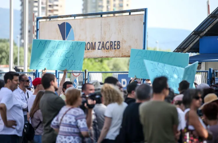 Gnjevni prosvjednici na hipodromu poručili Bandiću: 'Ja&scaron;e&scaron; po Zagrebu 19 godina, sja&scaron;i vi&scaron;e!'