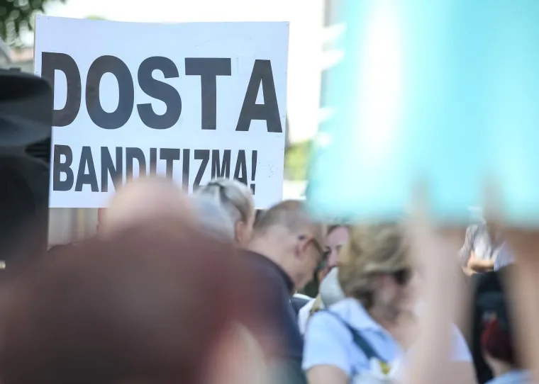 Gnjevni prosvjednici na hipodromu poručili Bandiću: 'Ja&scaron;e&scaron; po Zagrebu 19 godina, sja&scaron;i vi&scaron;e!'