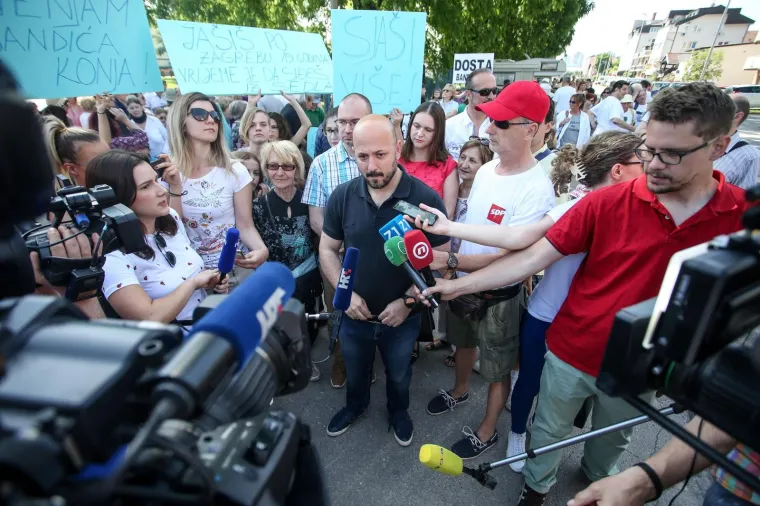 Gnjevni prosvjednici na hipodromu poručili Bandiću: 'Ja&scaron;e&scaron; po Zagrebu 19 godina, sja&scaron;i vi&scaron;e!'