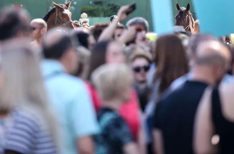 Gnjevni prosvjednici na hipodromu poručili Bandiću: 'Ja&scaron;e&scaron; po Zagrebu 19 godina, sja&scaron;i vi&scaron;e!'