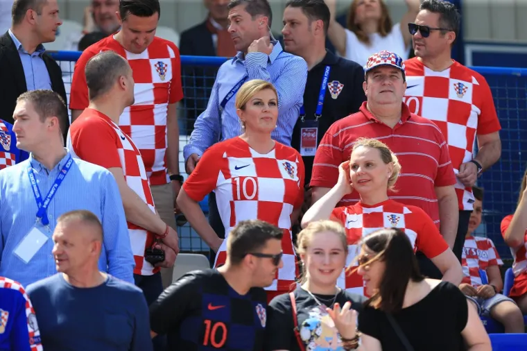 Kolinda Grabar-Kitarović u dru&scaron;tvu supruga na utakmici Hrvatska - Wales