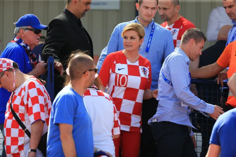 Kolinda Grabar-Kitarović u dru&scaron;tvu supruga na utakmici Hrvatska - Wales