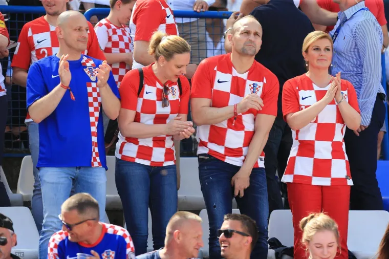 Više od 17 tisuća navijača, prema službenom spiker 17, 061 gledatelj našao se na tribinama, a među njima i Kolinda Grabar Kitarović.