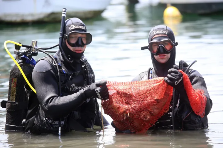 U sklopu akcije "Či&scaron;čenje bez granica" slovenski i hrvatski ronioci čiste zagađene plaže, podmorje i luke Savudrijske vale