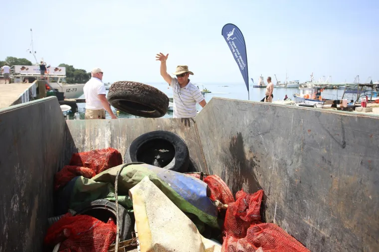 U sklopu akcije "Či&scaron;čenje bez granica" slovenski i hrvatski ronioci čiste zagađene plaže, podmorje i luke Savudrijske vale