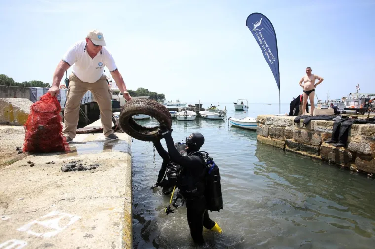 U sklopu akcije "Či&scaron;čenje bez granica" slovenski i hrvatski ronioci čiste zagađene plaže, podmorje i luke Savudrijske vale