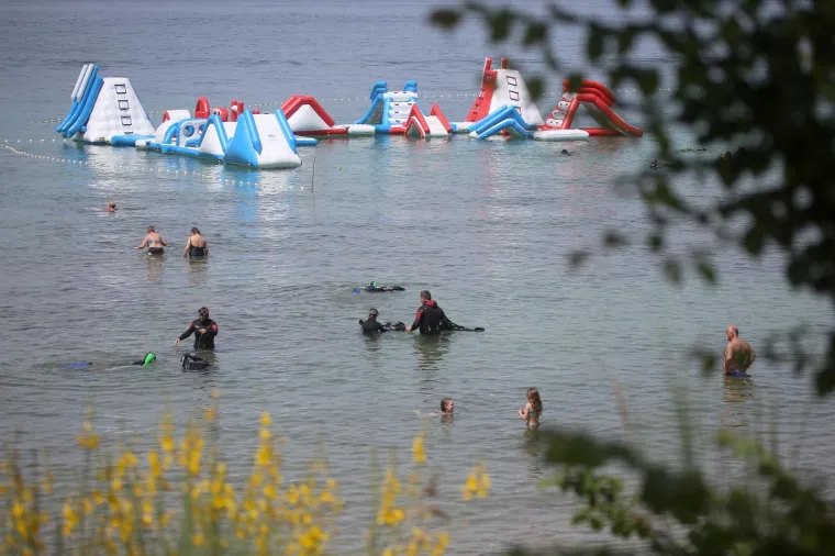 U sklopu akcije "Či&scaron;čenje bez granica" slovenski i hrvatski ronioci čiste zagađene plaže, podmorje i luke Savudrijske vale