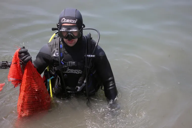U sklopu akcije "Či&scaron;čenje bez granica" slovenski i hrvatski ronioci čiste zagađene plaže, podmorje i luke Savudrijske vale